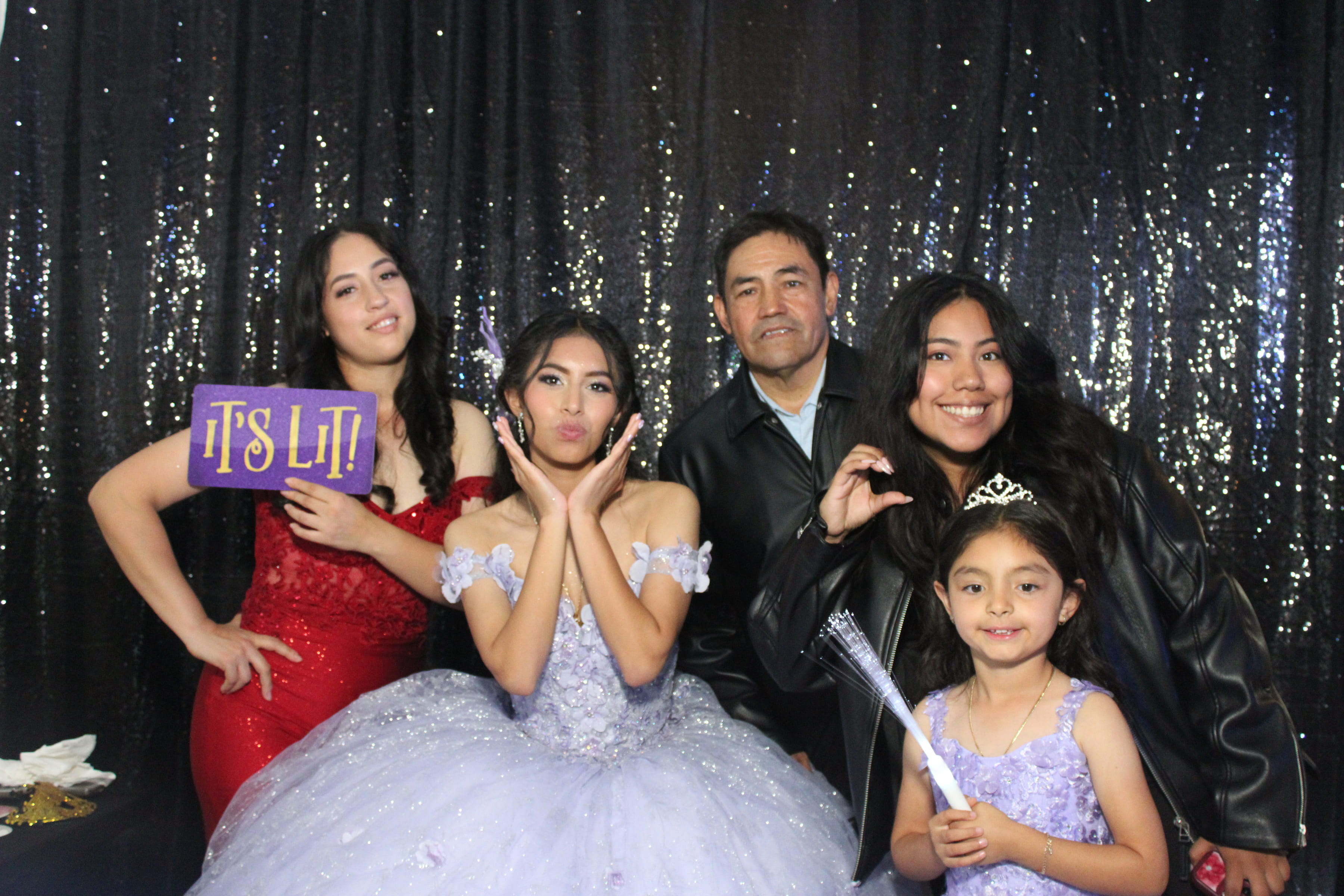 Lavender quinceañera alternate family pose, sequin backdrop
